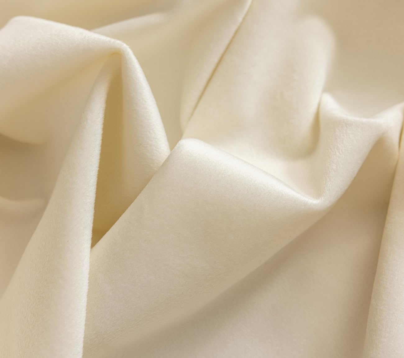 F-CHU White Tablecloth Thickset Velvet Tablecloth with Beautiful Gold Tassels Vintage Table Cloth for Home Decor Wedding, Party, Banquet and Events 60" Round