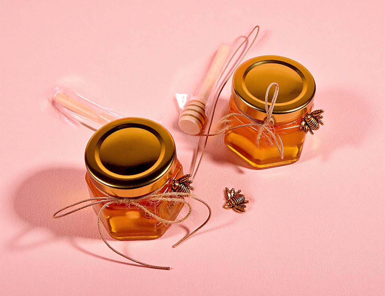 Adabocute Honey Pot 2oz, Mini Glass Honey Jars with Wood Dipper, Gold Lid, Bee Pendants, Beige Gift Bags, Thank-you Tags, Ideal for Baby Showers Favors Wedding Favors, 15 Pack