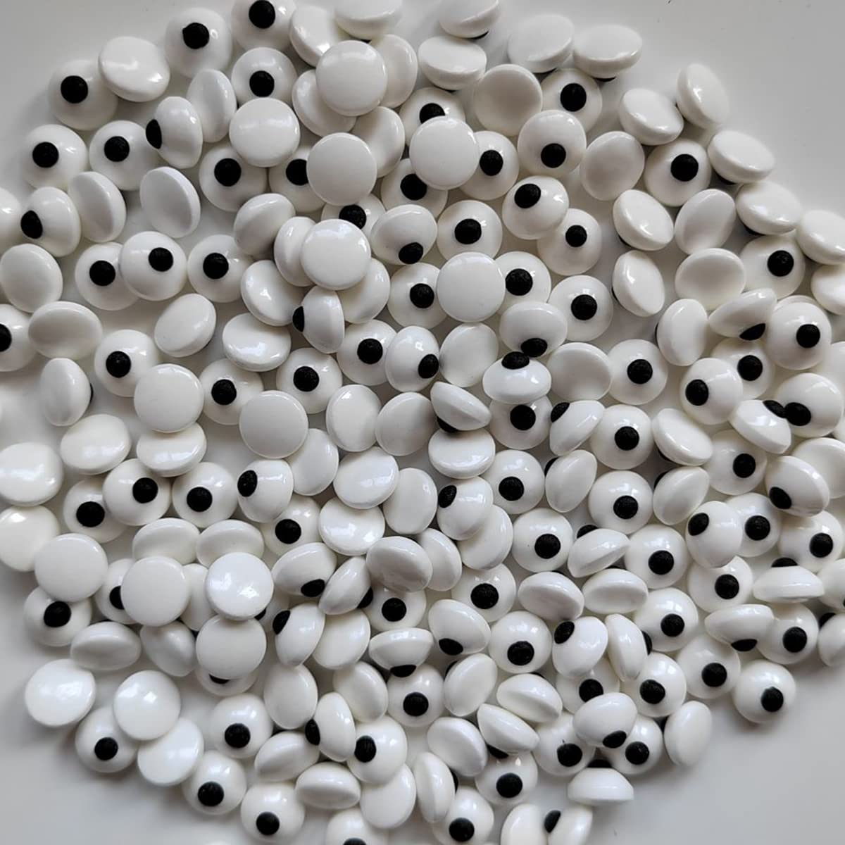 1 Bottle Candy Eyes Eyeballs - Cake Cupcake Toppers - Edible Baking Decorations for Cupcakes, Cakes, Cookies - Halloween, Christmas, Easter, and Edible Art Project Candy