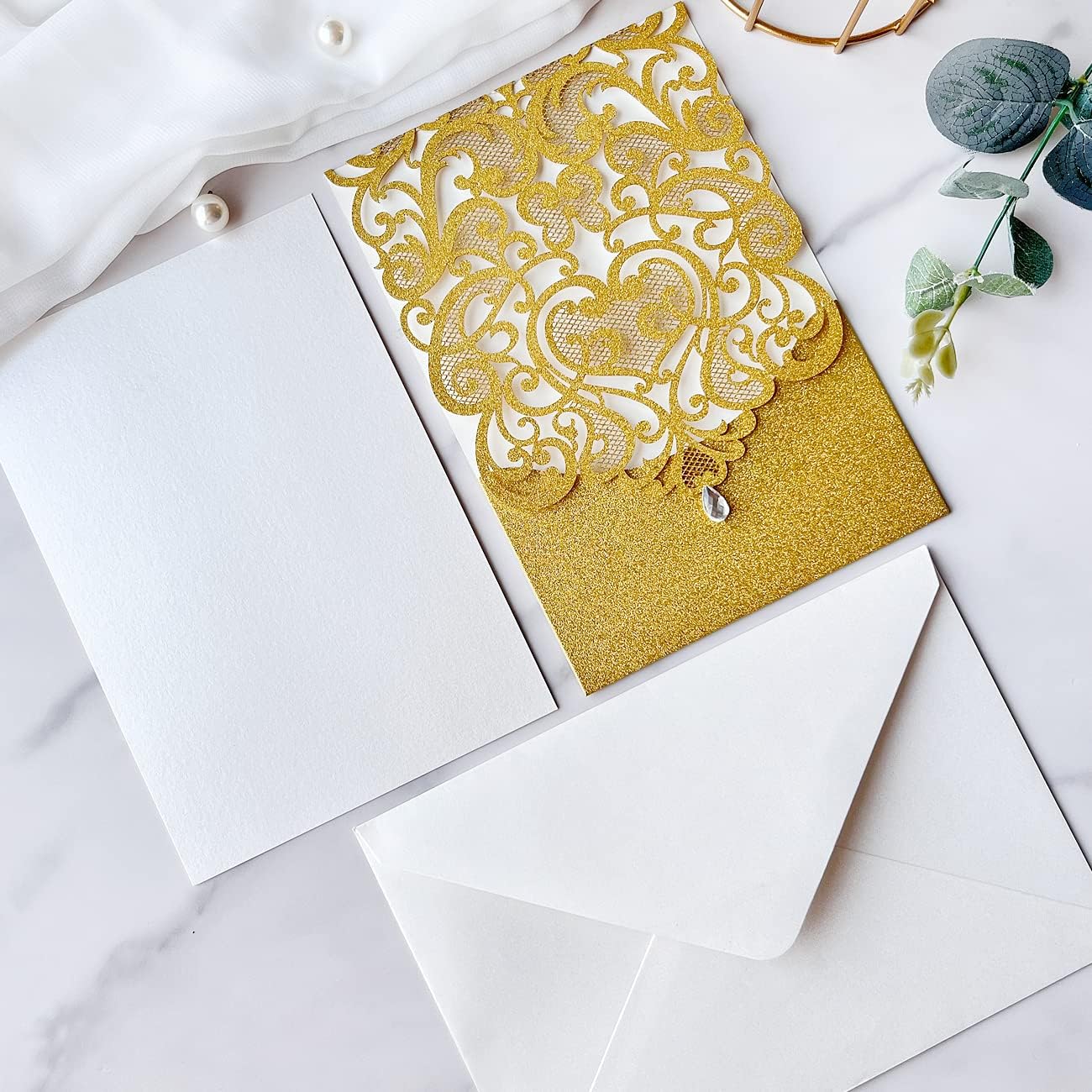 Hosmsua 5.12 x 7.3 50pcs Personalized Gold Laser Cut Flora Wedding Invitation Cards with Rhinestone and Envelopes Invitations for Quinceañera Wedding Invite (Customized Printed)