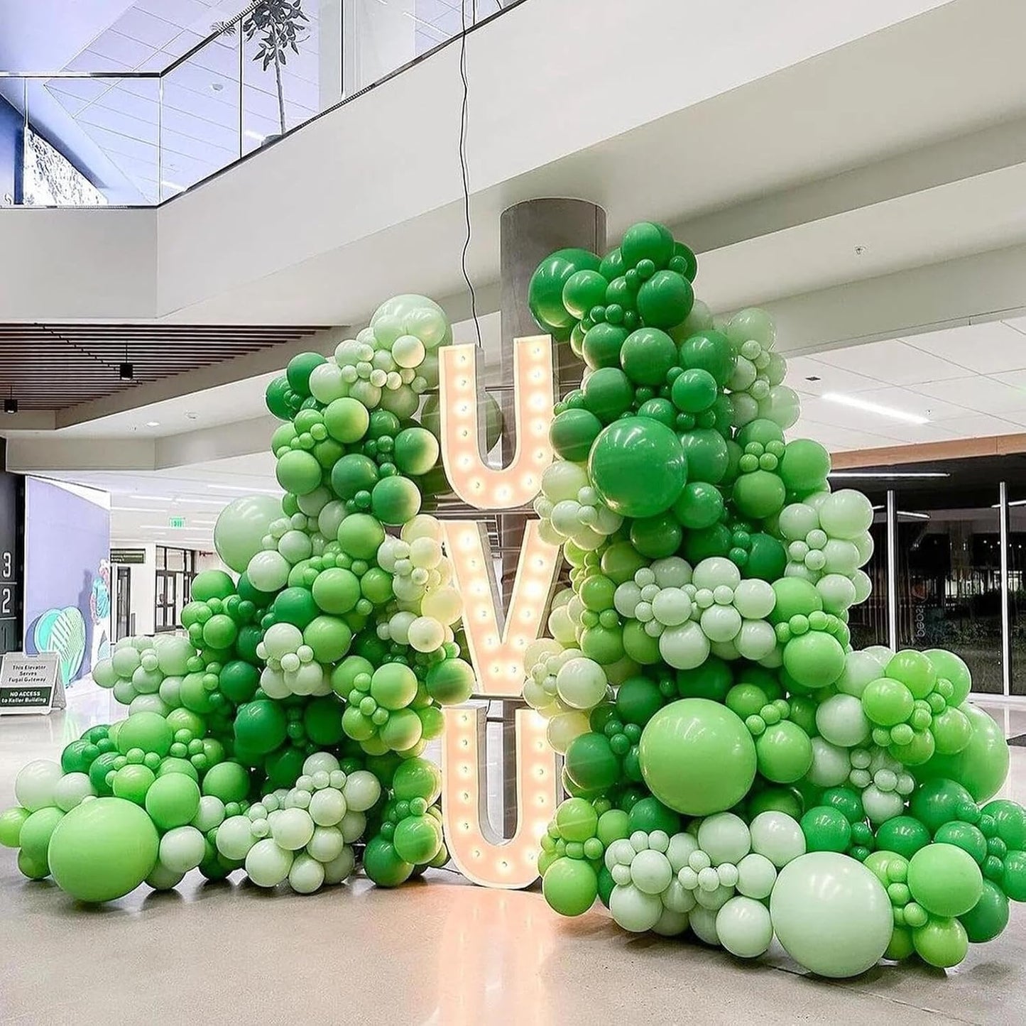 412pcs Green Balloon Garland Arch Kit, 18 12 10 5 inch Different Sizes Balloons for Green Jungle Forest Themed Birthday Party Decorations